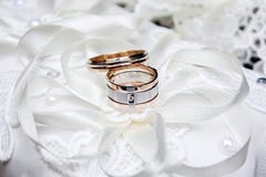 nozze decorazione Le scarpe del ` s della sposa, un bello mazzo di nozze, gli anelli, il boutonniere ed i gioielli meravigliosame fotografie stock libere da diritti nozze decorazione Le scarpe del ` s della sposa, un bello mazzo di nozze, gli anelli, il boutonniere ed i gioielli meravigliosame fotografie stock libere da diritti