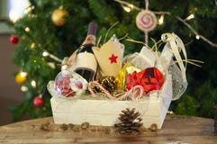 Noël et cadeaux et paniers de nouvelle année avec des bonbons, alcool, c photos libres de droits Noël et cadeaux et paniers de nouvelle année avec des bonbons, alcool, c photos libres de droits