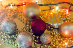 Noël joue sur un bokeh jaune de foyer sélectif de guirlande photographie stock Noël joue sur un bokeh jaune de foyer sélectif de guirlande photographie stock