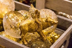Noël, porc jaune d'or de nouvelle année avec des décorations se ferment image stock Noël, porc jaune d'or de nouvelle année avec des décorations se ferment image stock
