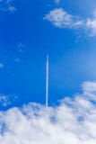 Nuage abstrait de contrail sur le ciel bleu Images libres de droits Nuage abstrait de contrail sur le ciel bleu Images libres de droits