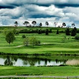 Nuages au-dessus d'un terrain de golf images libres de droits Nuages au-dessus d'un terrain de golf images libres de droits