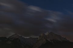 Nuages au-dessus de nuit d'exposition de long temps de montagne photo stock Nuages au-dessus de nuit d'exposition de long temps de montagne photo stock