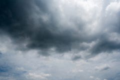 Nuages avec le fond, lumière du soleil par le fond très foncé de nuages des nuages de tempête foncés, fond noir de ciel des nuage photographie stock libre de droits Nuages avec le fond, lumière du soleil par le fond très foncé de nuages des nuages de tempête foncés, fond noir de ciel des nuage photographie stock libre de droits