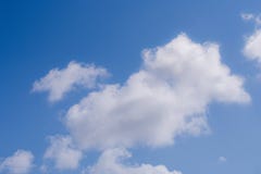 Nuages blancs avec le ciel bleu à l'arrière-plan Images stock Nuages blancs avec le ciel bleu à l'arrière-plan Images stock