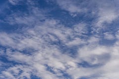 Nuages blancs dans le beau ciel bleu Images stock Nuages blancs dans le beau ciel bleu Images stock