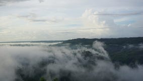 Nuages blancs dans les montagnes avec l'atmosphère pendant le matin images libres de droits Nuages blancs dans les montagnes avec l'atmosphère pendant le matin images libres de droits