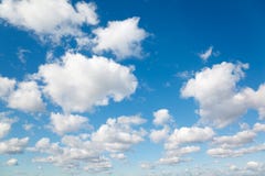 Nuages blancs et pelucheux en ciel bleu. Nuages blancs et pelucheux en ciel bleu.