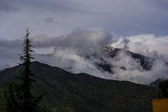 Nuages dans les montagnes photographie stock Nuages dans les montagnes photographie stock
