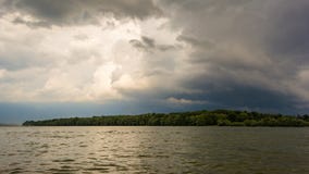 Nuages de tempête foncés avec le fond Nuages foncés avant un orage à la rive de Danube photo stock Nuages de tempête foncés avec le fond Nuages foncés avant un orage à la rive de Danube photo stock