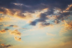 Nuages dramatiques de ciel de coucher du soleil photo stock Nuages dramatiques de ciel de coucher du soleil photo stock