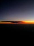 Nuages dramatiques de coucher du soleil d'avion photo libre de droits Nuages dramatiques de coucher du soleil d'avion photo libre de droits