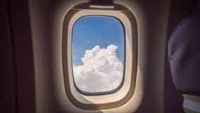 Nuages et ciel en tant que vue fenêtre d'un avion images stock Nuages et ciel en tant que vue fenêtre d'un avion images stock