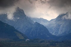 Nuages foncés au-dessus des vallées de Prostredny Hreben Ridge et de Studena, haut Tatras photos stock Nuages foncés au-dessus des vallées de Prostredny Hreben Ridge et de Studena, haut Tatras photos stock