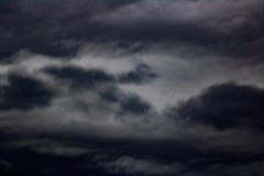 Nuages noirs dans le ciel, fond brouillé image stock Nuages noirs dans le ciel, fond brouillé image stock