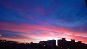 Nubes de la puesta del sol en ciudad fotos de archivo Nubes de la puesta del sol en ciudad fotos de archivo