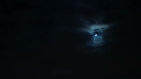 Nubes de tormenta sobre la luna en la noche en el cielo cubierto Nubes de tormenta sobre la luna en la noche en el cielo cubierto