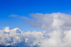 Nubes del balanceo y paisaje de la montaña de la nieve de la salida del sol imágenes de archivo libres de regalías Nubes del balanceo y paisaje de la montaña de la nieve de la salida del sol imágenes de archivo libres de regalías