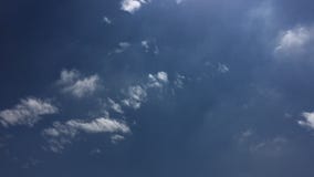 Nubes hermosas con el fondo del cielo azul Cielo con el azul de la nube de la naturaleza del tiempo de las nubes Cielo azul con l almacen de metraje de vídeo Nubes hermosas con el fondo del cielo azul Cielo con el azul de la nube de la naturaleza del tiempo de las nubes Cielo azul con l almacen de metraje de vídeo