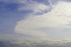 Nubes mullidas blancas en el cielo azul Buena mañana con un cielo azul suave y nubes blancas en el verano Se nubla cada donde Por foto de archivo libre de regalías Nubes mullidas blancas en el cielo azul Buena mañana con un cielo azul suave y nubes blancas en el verano Se nubla cada donde Por foto de archivo libre de regalías