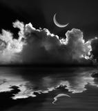 Nubes mullidas iluminadas por la luna y reflexión creciente de la luna en blanco y negro fotos de archivo libres de regalías Nubes mullidas iluminadas por la luna y reflexión creciente de la luna en blanco y negro fotos de archivo libres de regalías