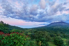 Nubes potentes del cielo y cielo dramático sobre el volcán de Arenal en el La Fortuna en Costa Rica imagen de archivo libre de regalías Nubes potentes del cielo y cielo dramático sobre el volcán de Arenal en el La Fortuna en Costa Rica imagen de archivo libre de regalías