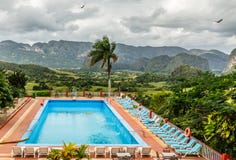 Nubes sobre el valle verde de Vinales y la piscina azul con diciembre foto de archivo libre de regalías Nubes sobre el valle verde de Vinales y la piscina azul con diciembre foto de archivo libre de regalías