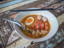 Nudeln in thailändischer würziger Tom-yum Suppe mit rotem Schweinefleisch lizenzfreies stockbild Nudeln in thailändischer würziger Tom-yum Suppe mit rotem Schweinefleisch lizenzfreies stockbild