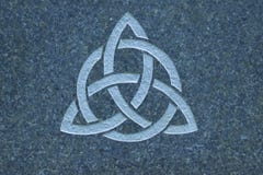 Nudo de Triquetra/de la trinidad en la superficie de piedra imagen de archivo Nudo de Triquetra/de la trinidad en la superficie de piedra imagen de archivo