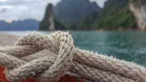 Nudo en el barco en el parque nacional Tailandia del sok del khao foto de archivo libre de regalías Nudo en el barco en el parque nacional Tailandia del sok del khao foto de archivo libre de regalías