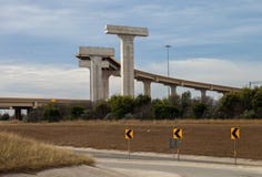 Nueva carretera elevada en la construcción en la intersección del lazo 410 y de la ruta 90 de los E.E.U.U. en San Antonio, Tejas fotos de archivo Nueva carretera elevada en la construcción en la intersección del lazo 410 y de la ruta 90 de los E.E.U.U. en San Antonio, Tejas fotos de archivo
