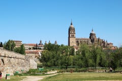Nueva catedral de Salamanca y del puente romano, España foto de archivo Nueva catedral de Salamanca y del puente romano, España foto de archivo