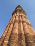 Nueva Deli, el 20 de noviembre de 2013 El Qutub Minar es un alminar una torre de ahusamiento de 73 metros de alto de cinco pisos fotos de archivo libres de regalías Nueva Deli, el 20 de noviembre de 2013 El Qutub Minar es un alminar una torre de ahusamiento de 73 metros de alto de cinco pisos fotos de archivo libres de regalías