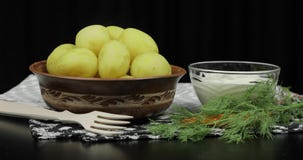 Nueva patata deliciosa hervida en la placa en la tabla preparada Eneldo, crema agria metrajes Nueva patata deliciosa hervida en la placa en la tabla preparada Eneldo, crema agria metrajes