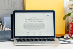 Nueva retina de MacBook Pro con la exhibición ancha de la gama de la barra del tacto Imagen de archivo libre de regalías Nueva retina de MacBook Pro con la exhibición ancha de la gama de la barra del tacto Imagen de archivo libre de regalías