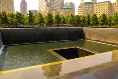 Nueva York, los E.E.U.U. - 2 de septiembre de 2018: Complejo conmemorativo a las víctimas del 11 de septiembre de 2001 sobre el t imagen de archivo Nueva York, los E.E.U.U. - 2 de septiembre de 2018: Complejo conmemorativo a las víctimas del 11 de septiembre de 2001 sobre el t imagen de archivo