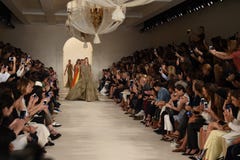 NUEVA YORK, NY - 11 DE SEPTIEMBRE: Paseo de los modelos el final de la pista en el desfile de moda de Ralph Lauren foto de archivo libre de regalías NUEVA YORK, NY - 11 DE SEPTIEMBRE: Paseo de los modelos el final de la pista en el desfile de moda de Ralph Lauren foto de archivo libre de regalías