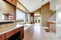 Nuevo cuarto de baño principal de lujo moderno grande en marrón. Fotografía de archivo Nuevo cuarto de baño principal de lujo moderno grande en marrón. Fotografía de archivo