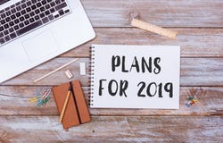 Nuevo en 2018, endecha del plano del escritorio de oficina imagen de archivo Nuevo en 2018, endecha del plano del escritorio de oficina imagen de archivo