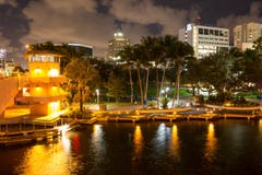 Nuevo río en el pie céntrico Lauderdale en la noche, la Florida, los E.E.U.U. imagen de archivo libre de regalías Nuevo río en el pie céntrico Lauderdale en la noche, la Florida, los E.E.U.U. imagen de archivo libre de regalías