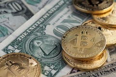 Nuevos dinero de Bitcoin y billetes de banco virtuales de un dólar Bitcoin del intercambio para un dólar imagenes de archivo Nuevos dinero de Bitcoin y billetes de banco virtuales de un dólar Bitcoin del intercambio para un dólar imagenes de archivo