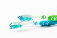 Nuevos diversos cepillos de dientes en un fondo blanco fotos de archivo libres de regalías Nuevos diversos cepillos de dientes en un fondo blanco fotos de archivo libres de regalías