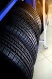 Nuevos neumáticos que se almacena en el estante Taller del coche, reparación del coche foto de archivo libre de regalías Nuevos neumáticos que se almacena en el estante Taller del coche, reparación del coche foto de archivo libre de regalías