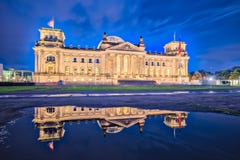 Nuit au bâtiment de Reichstag à Berlin, Allemagne le dedicati image libre de droits Nuit au bâtiment de Reichstag à Berlin, Allemagne le dedicati image libre de droits