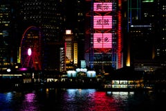Nuit de Hong Kong Pilier central, roue de ferris, la publicité colorée, idéographes chinois, belles réflexions photographie stock Nuit de Hong Kong Pilier central, roue de ferris, la publicité colorée, idéographes chinois, belles réflexions photographie stock