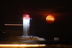 Nuit de phare de Vorontsov contre l'augmentation de la grande lune rouge images libres de droits Nuit de phare de Vorontsov contre l'augmentation de la grande lune rouge images libres de droits