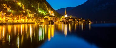 Nuit de village de Hallstatt Photo libre de droits Nuit de village de Hallstatt Photo libre de droits