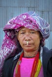 NUM, РАЙОН SANKHUWASABHA, НЕПАЛ - 11/17/2017: Портрет непальской женщины в традиционных одеждах и нося ювелирных изделиях носа стоковое фото NUM, РАЙОН SANKHUWASABHA, НЕПАЛ - 11/17/2017: Портрет непальской женщины в традиционных одеждах и нося ювелирных изделиях носа стоковое фото