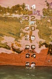 Numeri di progetto sullo scafo di una nave arrugginita fotografia stock libera da diritti Numeri di progetto sullo scafo di una nave arrugginita fotografia stock libera da diritti