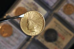 Numismatisch op het werk toont sommige gouden muntstukken stock afbeeldingen Numismatisch op het werk toont sommige gouden muntstukken stock afbeeldingen